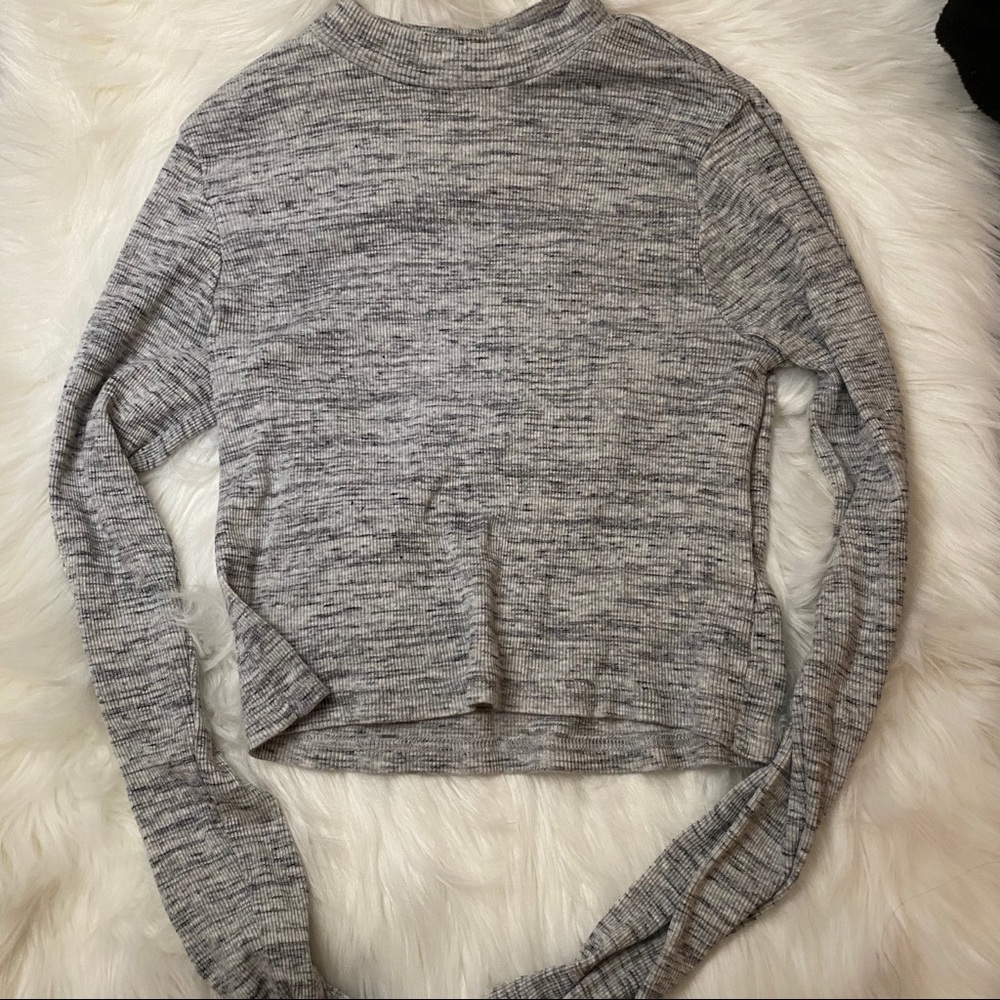Gray long-sleeve crop top